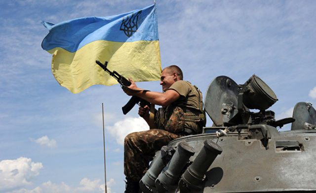 Украинский солдат бронетранспортере в 20 км к югу от Донецка