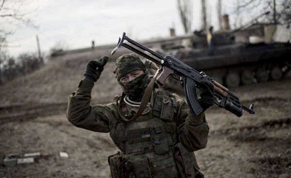 Украинский солдат рядом с Дебальцево