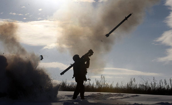 Украинский солдат стреляет из портативного комплекса противовоздушной обороны к северу от Луганска