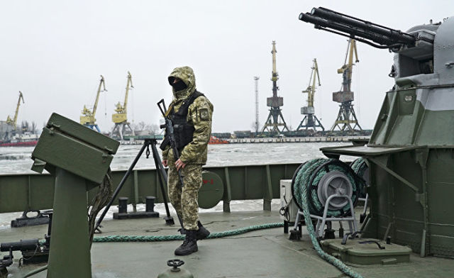 Украинский военнослужащий на борту корабля береговой охраны в Мариуполе