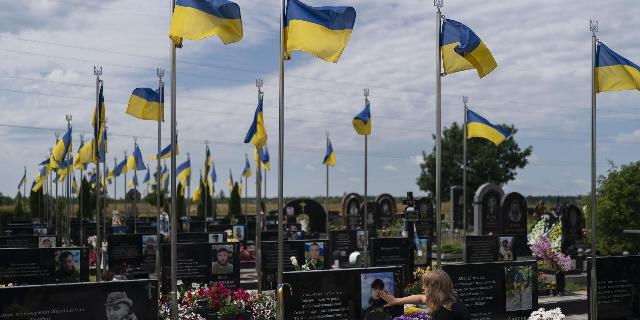 Украинское кладбище с недавно похороненными погибшими в конфликте с Россией