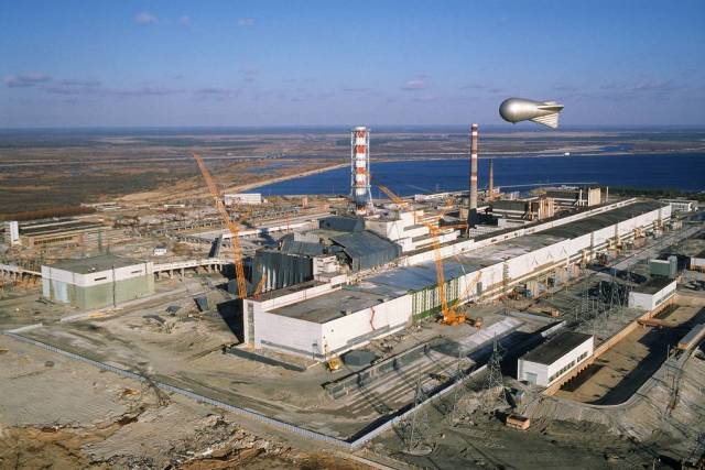 "Укрытие" над четвертым энергоблоком Чернобыльской атомной электростанции, 1986 год