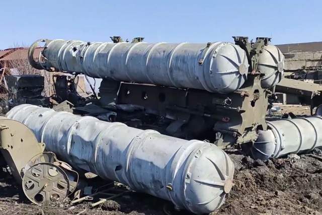 Уничтоженная пусковая установка ЗРК С-300 формирований ВСУ