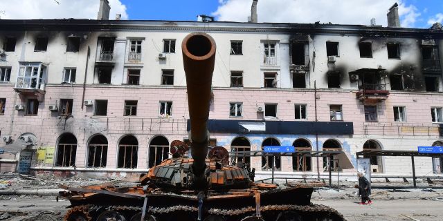 Уничтоженная военная техника на улице в Мариуполе