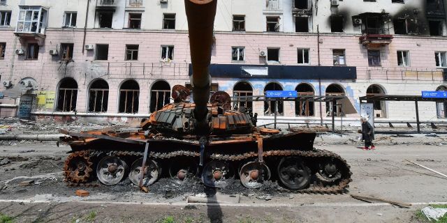Уничтоженная военная техника на улице в Мариуполе