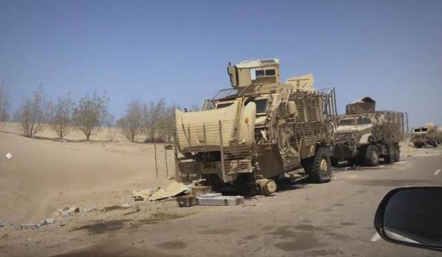 Уничтоженные в Йемене в провинции Ходейда в результате нападения йеменских хуситов бывшие американские бронированные машины Navistar Defense International MaxxPro LWB (4х4) (на переднем плане) и BAE Systems М1248 Caiman MTV (6х6) (на заднем плане), предпо