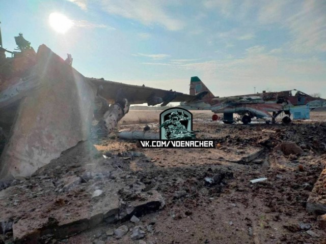 Уничтоженные в результате российского удара штурмовики Су-25 из состава 299-й бригады тактической авиации ВВС Украины на аэродроме Кульбакино в Николаевской области