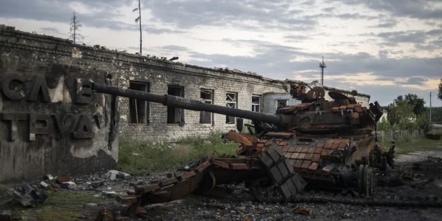 Уничтоженный танк в городе Рубежное Луганской народной республики