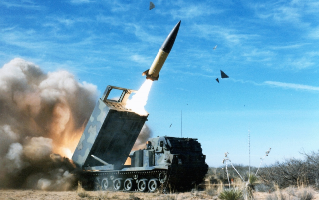 Универсальная пусковая установка M270, сочетающая возможности РСЗО и пуска тактических ракет
