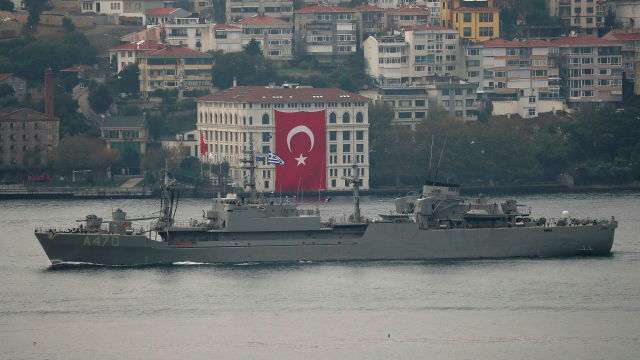 Универсальное транспортное судно "Алиакмон" ВМС Греции в проливе Босфор. 29 октября 2020