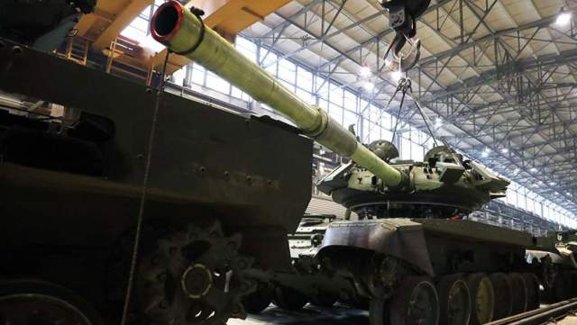 Установка башни на танк Т-72БЗ в механосборочном цехе №130 «Уралвагонзавода»