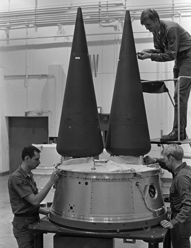 Установка боеголовок на ступень разведения американской межконтинентальной баллистической ракеты LGM-30G Minuteman III. Фото: wikimedia.org.