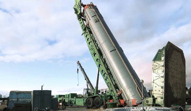 Установка межконтинентальной баллистической ракеты "Авангард" в шахтную пусковую установку на территории Ясненского ракетного соединения