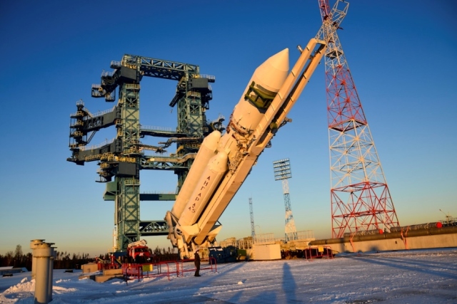 Установка ракеты-носителя «Ангара-А5.2Л» на стартовое сооружение космодрома Плесецк; декабрь 2020 года. МО РФ