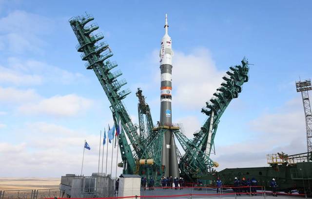 Установка ракеты-носителя "Союз-2.1а" с пилотируемым кораблем "С.П. Королев" ("Союз МС-21") на стартовый комплекс космодрома Байконур
