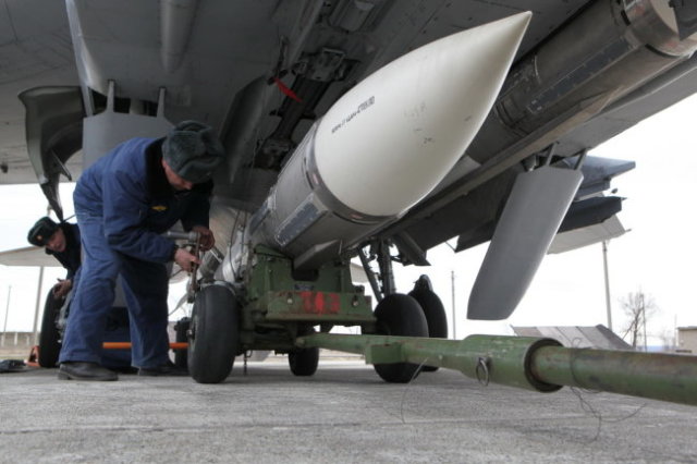 Установка ракеты "воздух-воздух" на перехватчик МиГ-31.