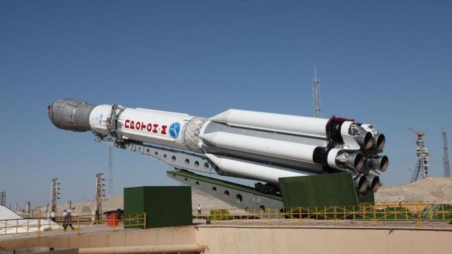 Установка ракеты-носителя "Протон-М". Ракета-носитель "Протон-М" упала 2 июля 2013 года на первой минуте старта