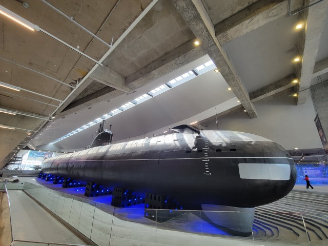 Установленная в специальном крытом павильоне в качестве центрального объекта экспозиции Музея военно-морской славы в Кронштадте первая советская атомная подводная лодка К-3 "Ленинский комсомол" проекта 627, июнь 2023 года