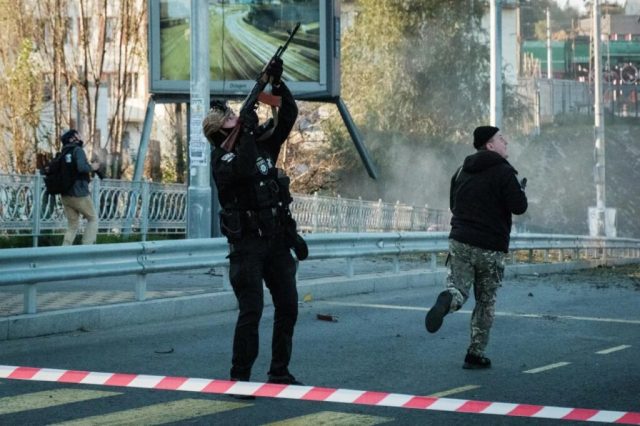 В Киеве полицейские пытаются сбивать «Герани» из автоматов. Внимательный анализ показывает, что подавляющее большинство дронов-камикадзе достигают целей, несмотря на подобные меры. Пока ни одного видео сбития их из стрелкового оружия (или ракетой с радион