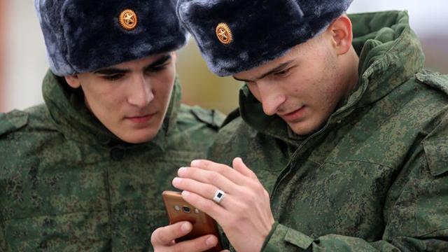 Военнослужащие ВС РФ со смартфоном