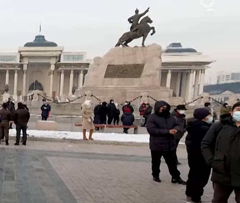 Монголия власть. Дворец правительства Монголии. Столица Монголии сейчас. Улан Батор дворец правительства. Монголия столица Улан Батор.