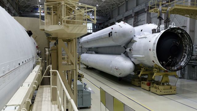 В монтажно-испытательном корпусе космодрома Плесецк, где собирается и испытывается тяжелый ракетоноситель "Ангара-А5"