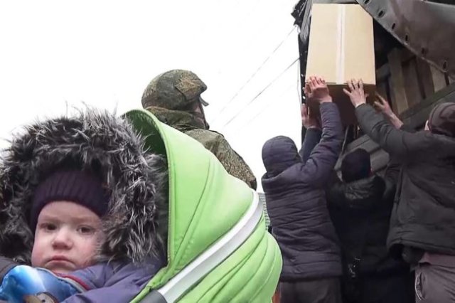 В первую очередь жителям Украины доставляют продукты питания. Следом пойдут стройматериалы.