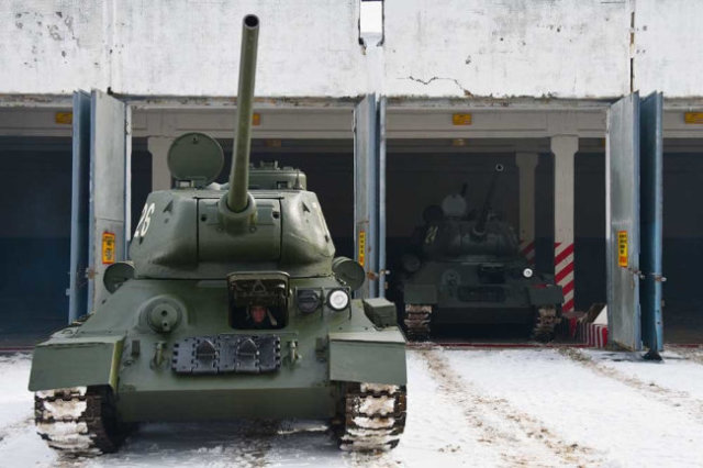 В штате Кантемировской дивизии есть батальон Т-34-85 - тридцать машин.