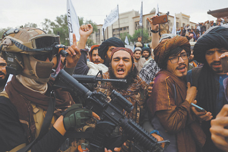 В спешке проводя эвакуацию из Кабула, американцы бросили много оружия, которое попало в руки радикальным исламистам. Фото Reuters