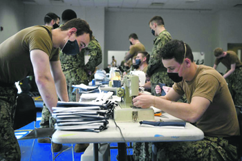 В условиях изоляции американские моряки проходят курс кройки и шитья защитных масок. Фото с сайта www.navy.mil