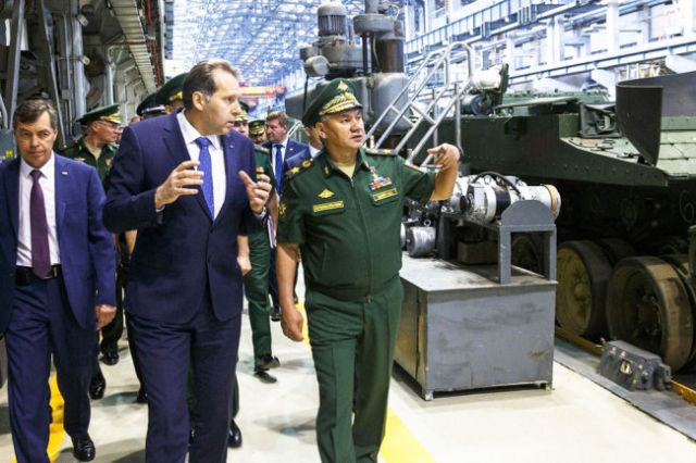 В Нижнем Тагиле министр обороны оценил современную продукцию "Уралвагонзавода" и танки будущего.