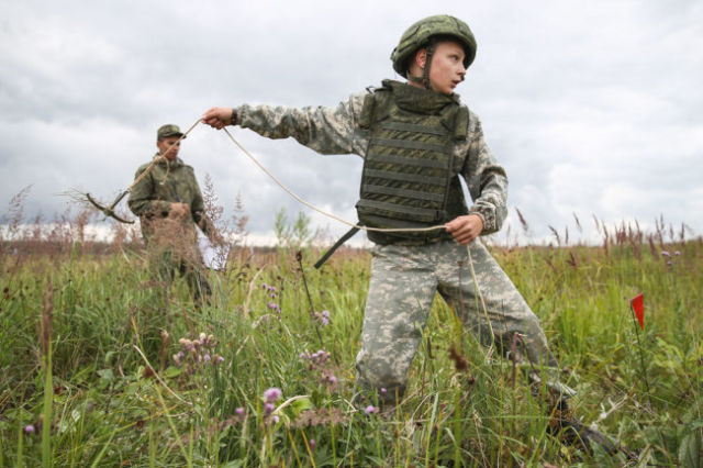 В России тысячи мальчишек мечтают о военной службе и готовы часами тренироваться на полигоне.