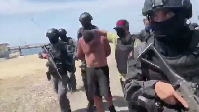 Венесуэльские военные перевозят подозреваемого в предполагаемом вторжении