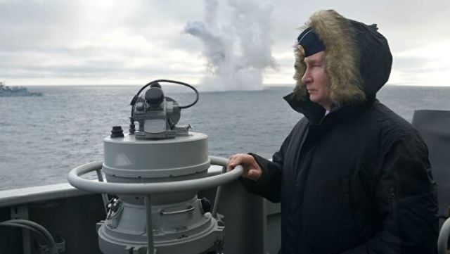 Верховный главнокомандующий ВС РФ, президент РФ Владимир Путин наблюдает за ходом совместных учений Северного и Черноморского флотов в Черном море с б
