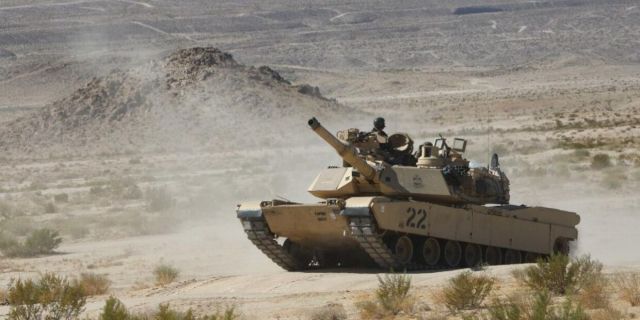 Версия танка Abrams M1A2 имеет более совершенную оптику и органы управления, чем более старая версия A1.