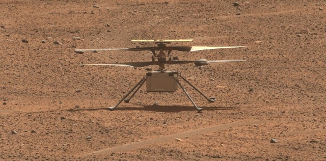 Вертолет Ingenuity в объективе камеры Mastcam-Z марсохода Perseverance, 2 августа 2023 года, спустя полторы недели после полета номер 53