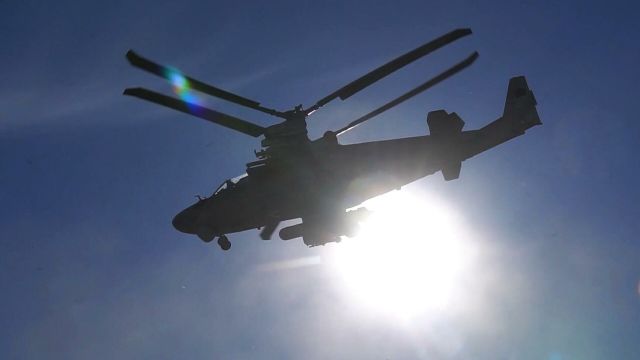 Вертолет Ка-52 ВКС РФ выполняет боевое задание в ходе специальной военной операции на Украине. Стоп-кадр видео