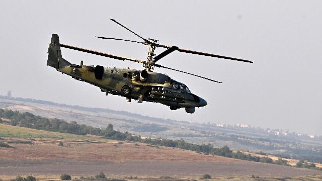 Вертолет Ка-52 во время боевого вылета в зоне СВО