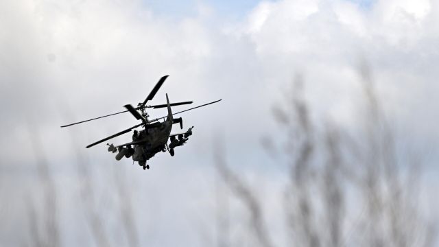 Вертолет Ка-52 ВС РФ в небе в зоне проведения СВО
