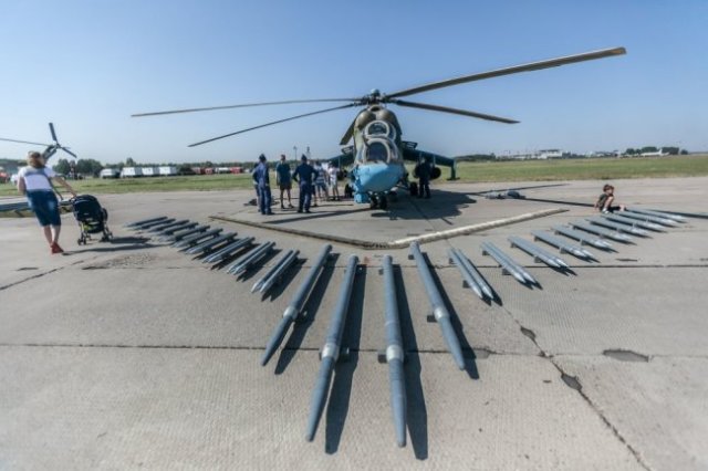Вертолет Ми-24П несет на себе целый арсенал высокоточного оружия.