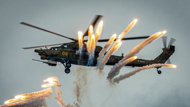 Вертолет Ми-28Н "Ночной охотник" пилотажной группы "Беркуты" выполняет демонстрационный полет в рамках Международного форума "Армия-2020"