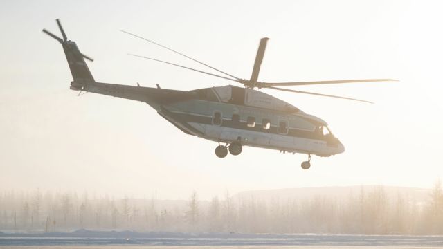 Вертолет Ми-38 во время испытаний в аэропорту Мирный в Якутии