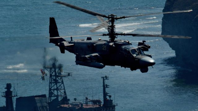 Вертолет огневой поддержки Ка-52 "Аллигатор" в Приморском крае
