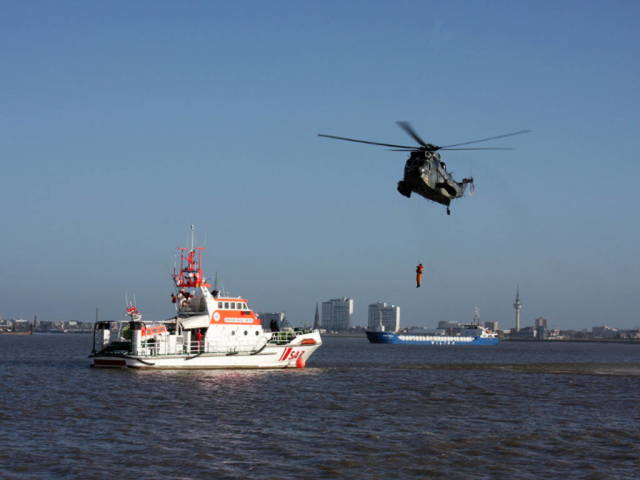 Вертолет "Sea King" и спасательное судно обеспечения