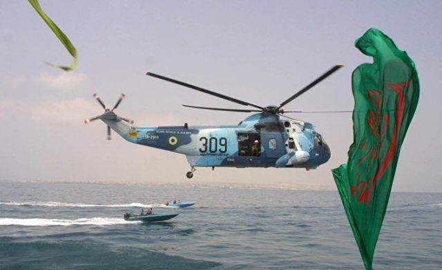 Вертолет иранских ВМС недалеко от порта Бендер-Аббас