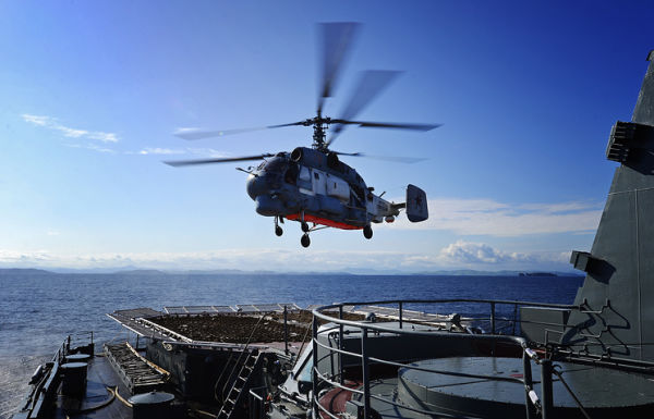 Вертолет Ка-27ПС взлетает с палубы крейсера "Варяг" во время военных учений "Морское взаимодействие"