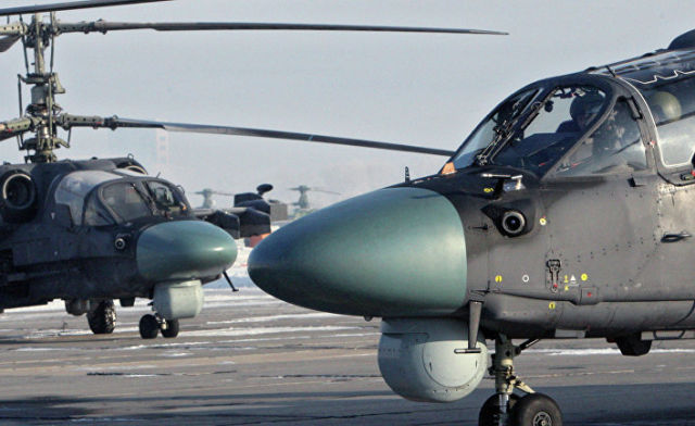 Вертолет Ка-52 "Аллигатор" во время подготовки к учебно-тренировочному полету