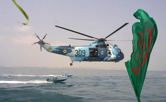 Вертолет ВМС Ирана недалеко от порта Бандар-Аббас