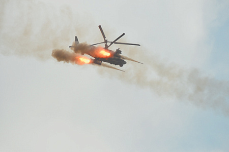 Вертолеты Ка-52 ВКС России наносят удары по врагу с использованием нескольких типов ракет, как высокоточных, так и неуправляемых С-8. Фото Владимира Карнозова