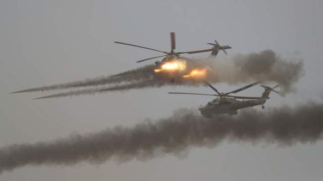 Вертолеты Ми-28Н выполняют удар по условному противнику на учениях «Кавказ-2020»